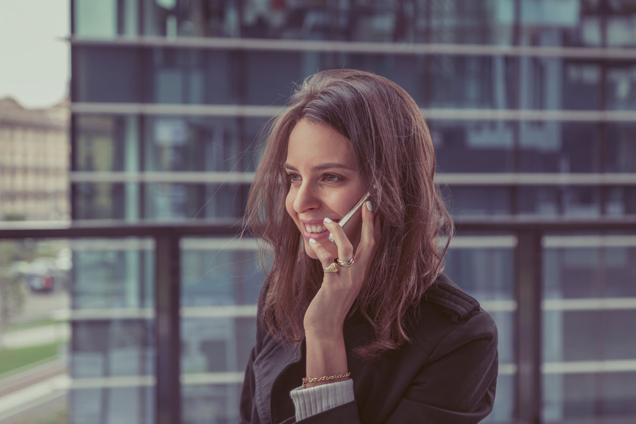 Frau arbeitet mit dem Smartphone